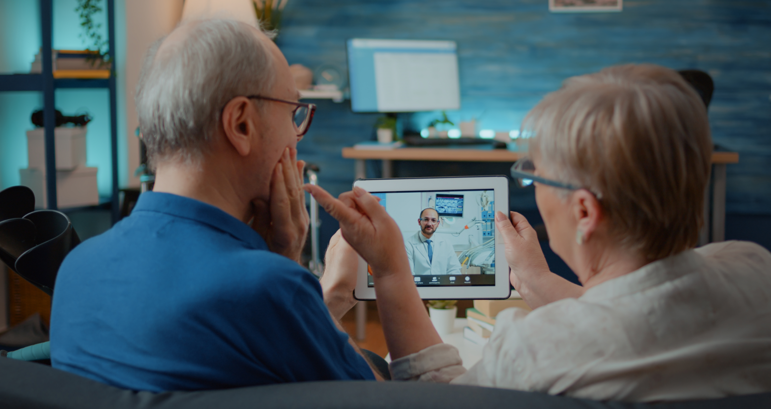 patient talking to doctor about toot ache
