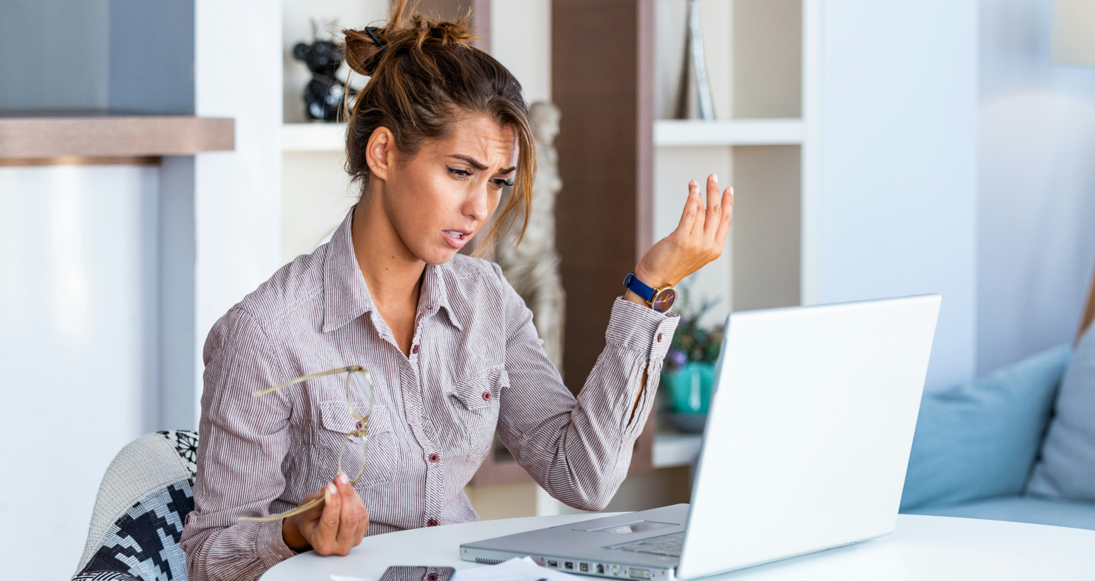 an upset lady beacuse of useless features  in app