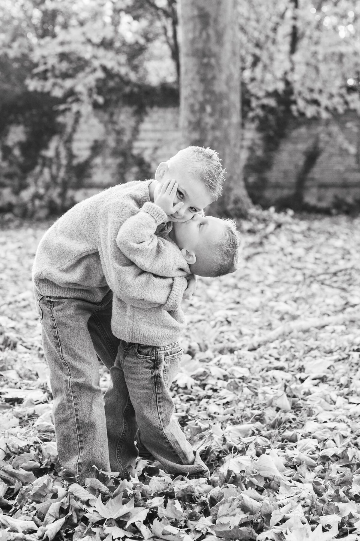 Deux enfants complices, portrait en noir et blanc près de Troyes