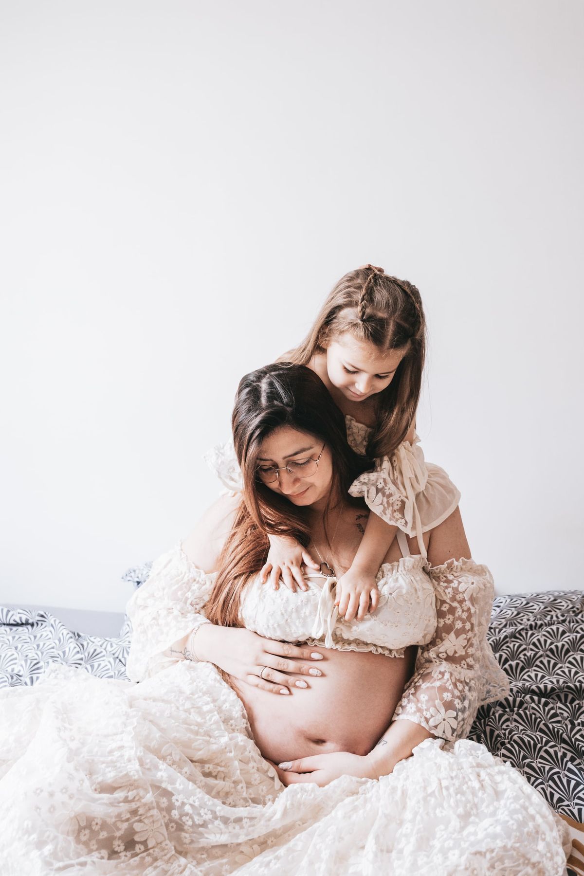 Future maman entourée de ses deux enfants, séance grossesse en intérieur