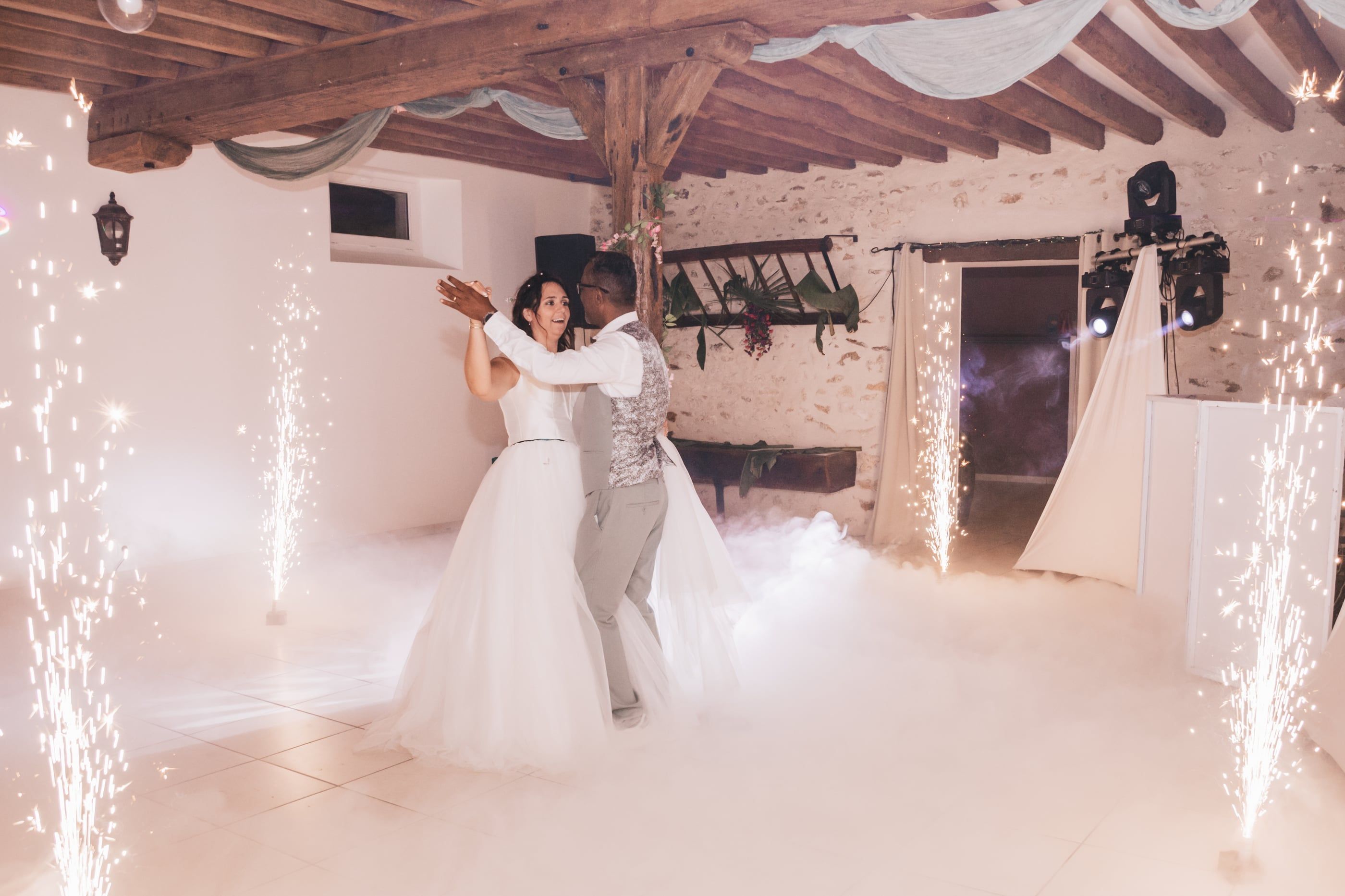 Ouverture de bal des mariés entourée de fontaines à étincelles