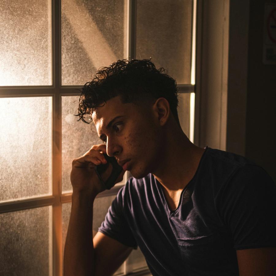 Ragazzo pensieroso vicino a una finestra