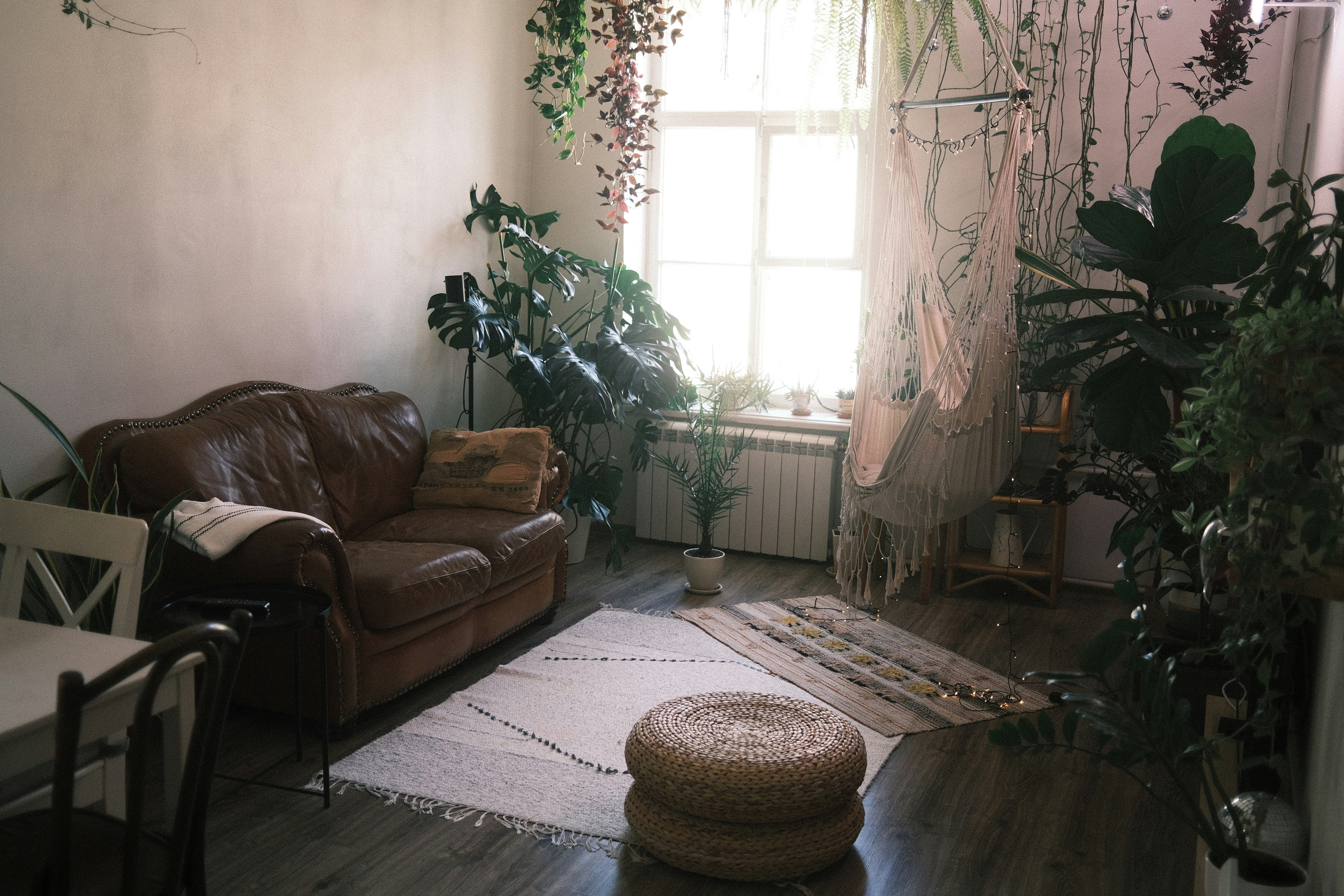 Lo studio: divano, piante e una grande finestra luminosa