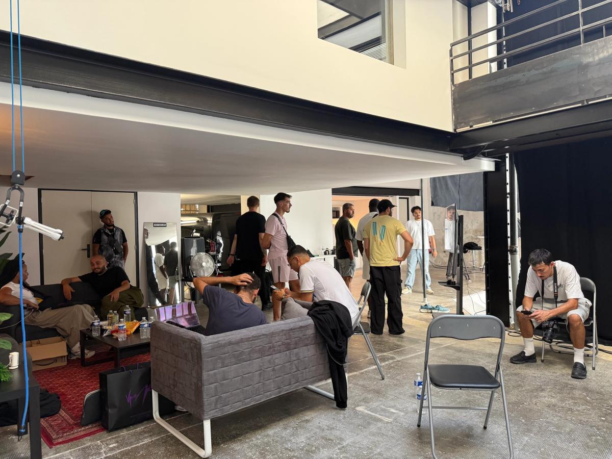 Gens qui se posent dans le coin salon de Your Studio Labry