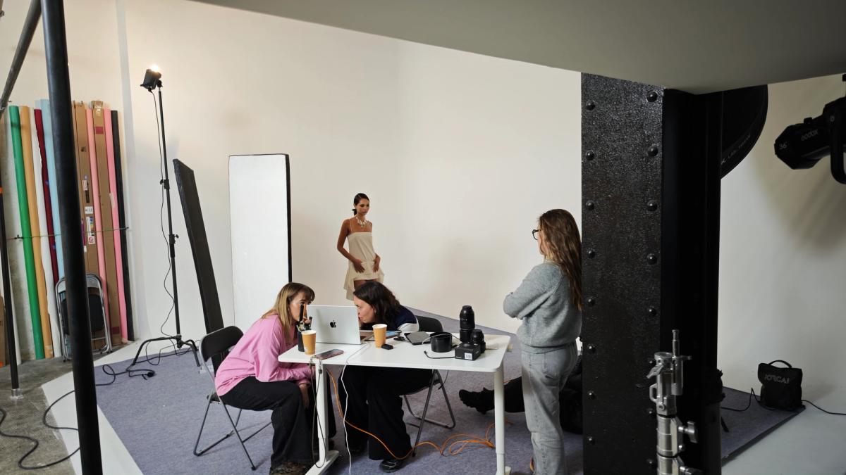 Dans les coulisses du shooting de Chloé Romeyer pour The Forumist