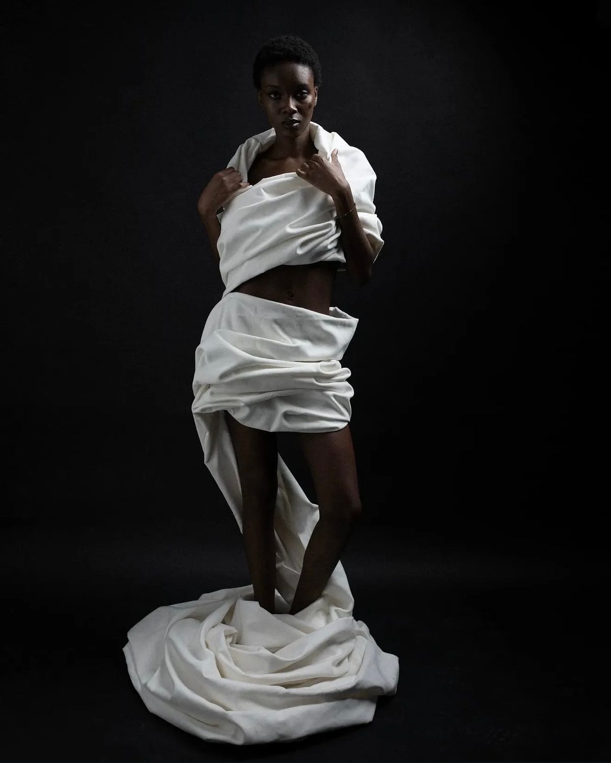 Photoshoot mode sur fond colorama noir au Your studio Labry