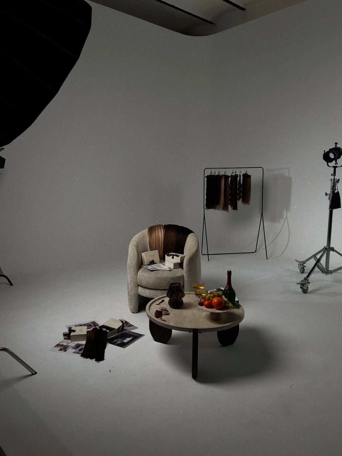 Backstage photoshoot Lea Hair Extensions dans un studio cyclorama à marseille