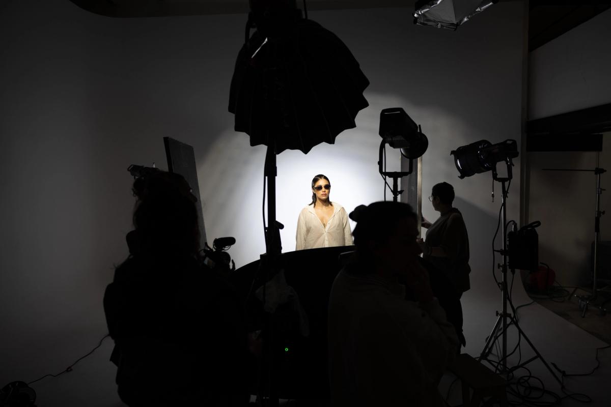 Backstage shooting photo sur cyclorama blanc à Marseille