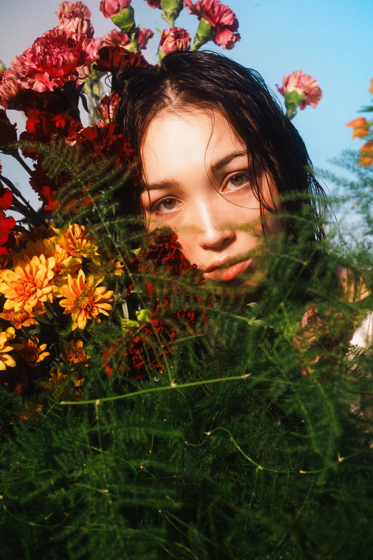 Shooting modele avec une scenographie florale dans un studio photo à Marseille