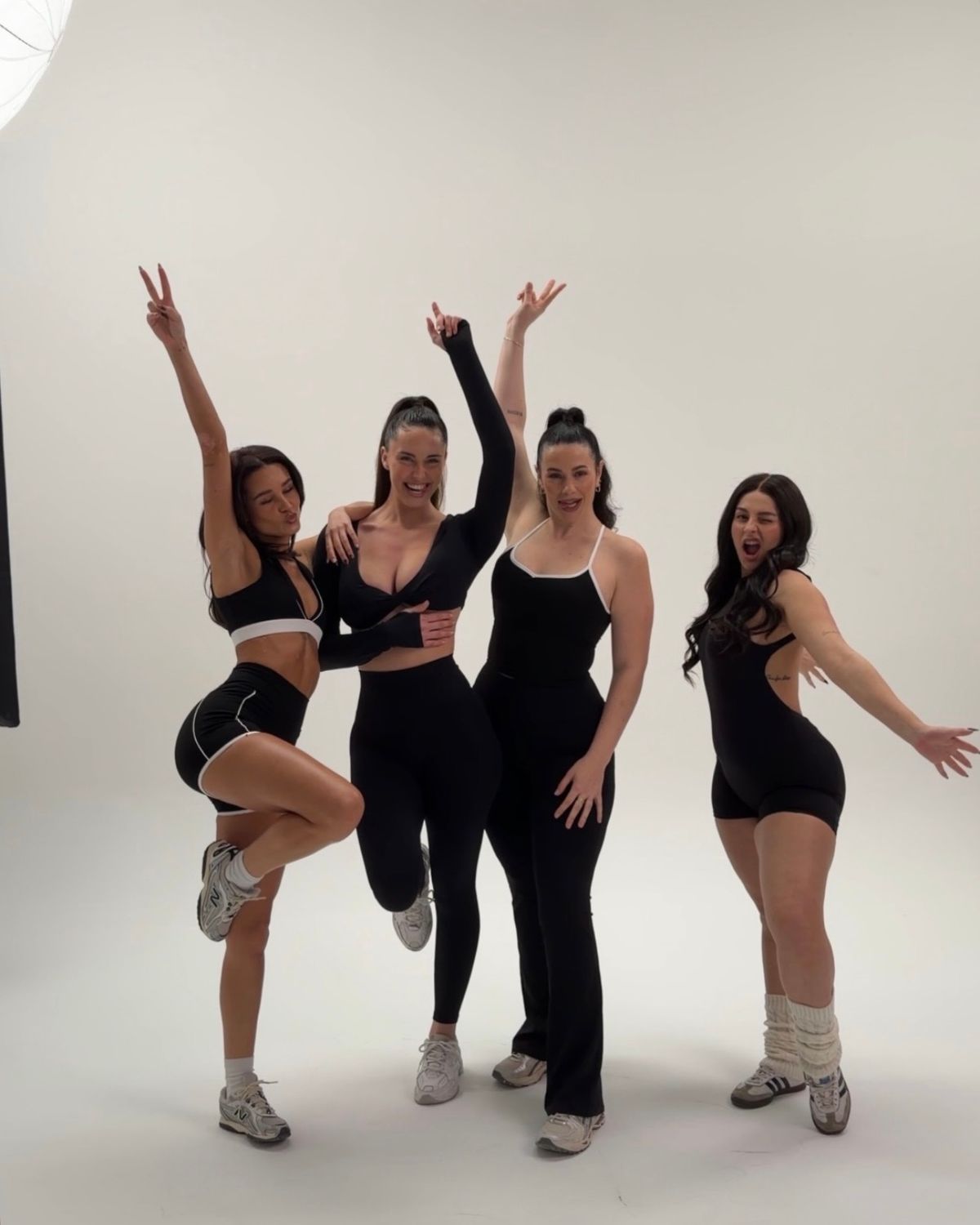 modèles qui pose devant une photo sur un cyclorama blanc 