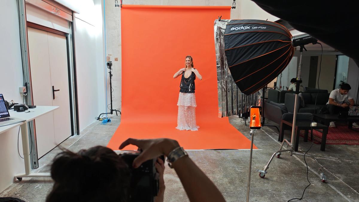 Backstage shooting photo fond couleur à Marseille