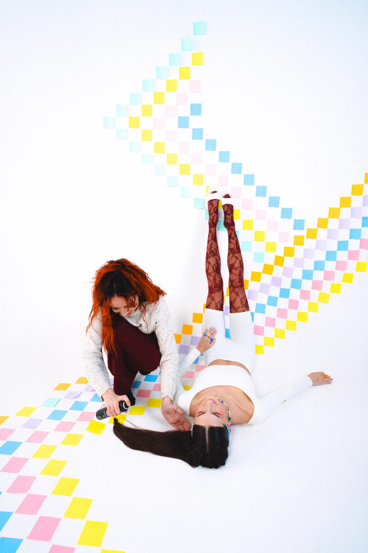 Photoshoot avec post it sur cyclorama blanc