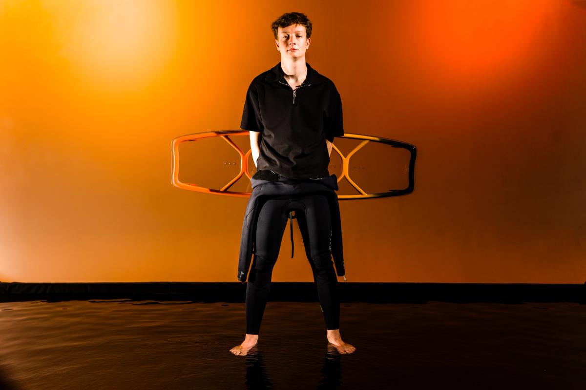 Shooting lumière orange sur fond cyclo orange au Your Studio Labry