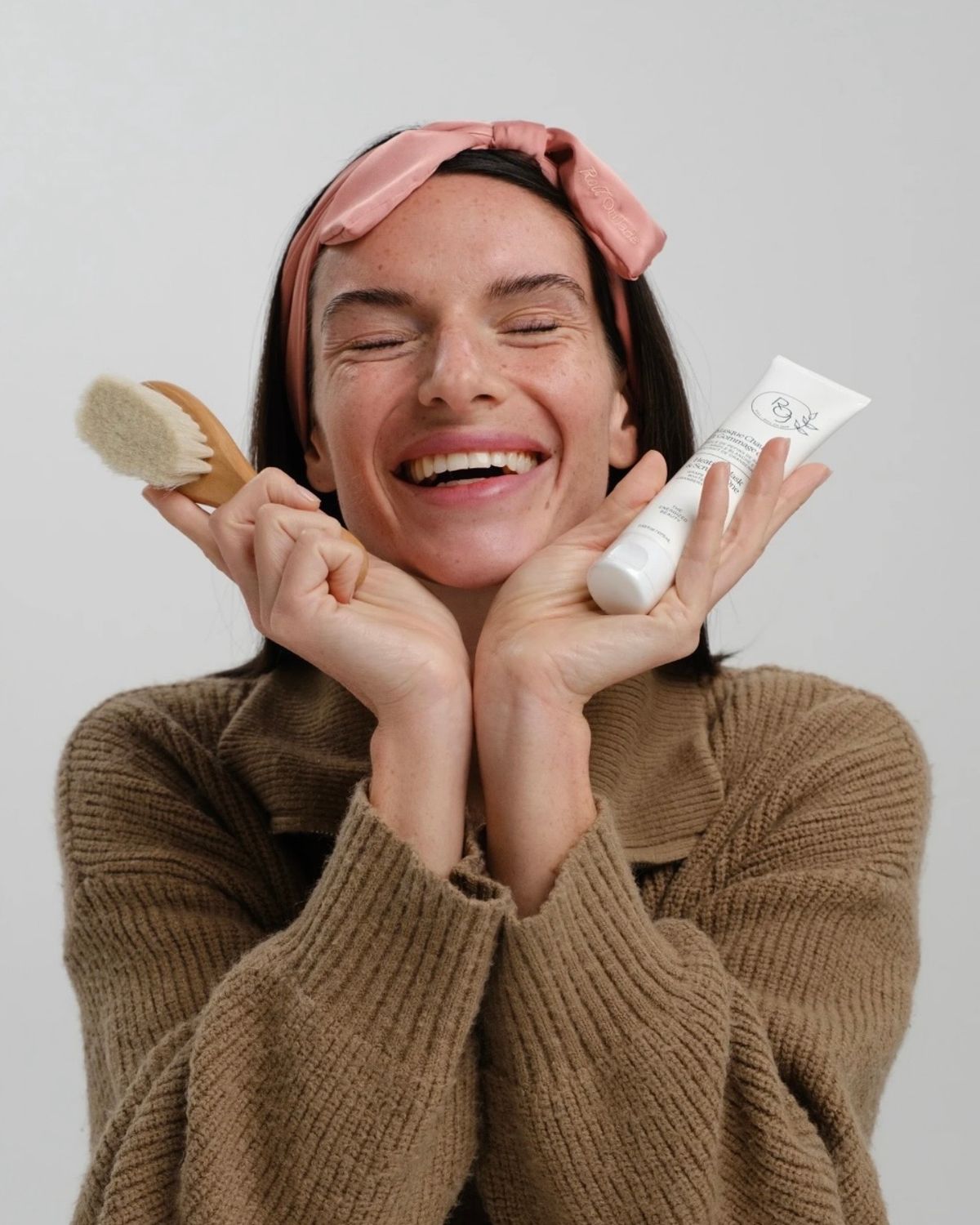 Photoshoot modèle qui tient des produits beautés de Roll On Jade