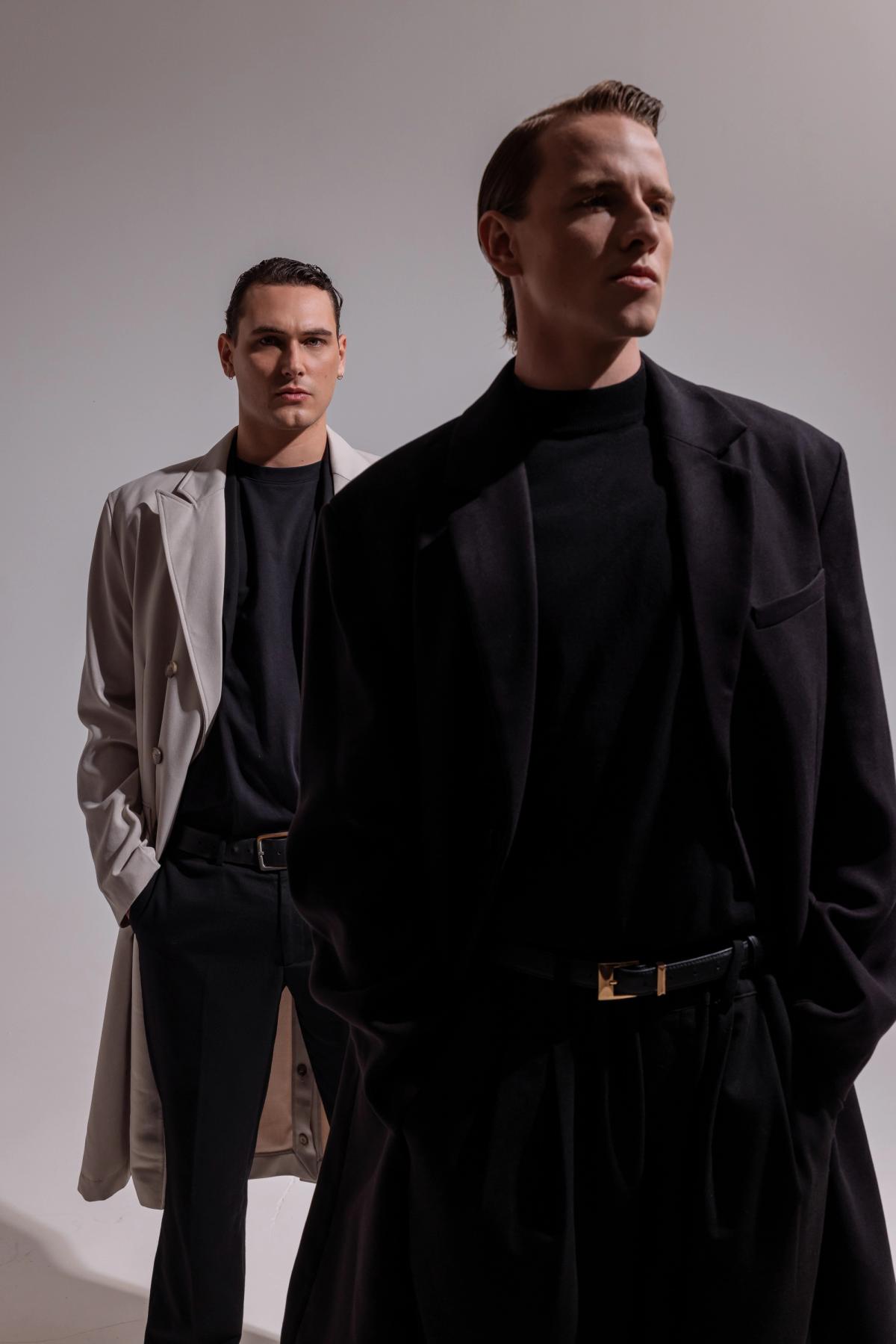 Shooting vêtements homme sur cyclorama blanc dans un studio photo à Marseille