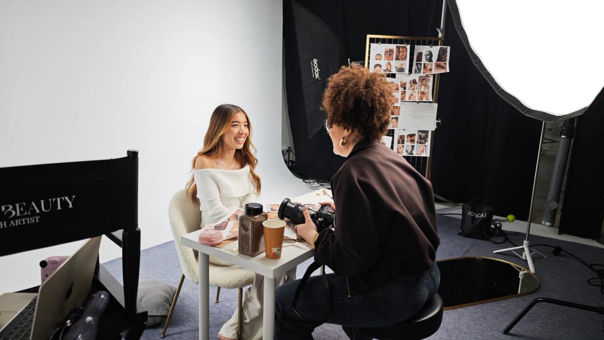 Modèle qui sourit dans un shooting beauté au Your Studio Labry