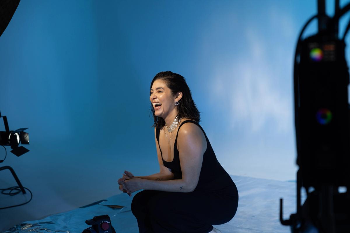 Une modèle qui sourrit durant un photshoot à Marseille