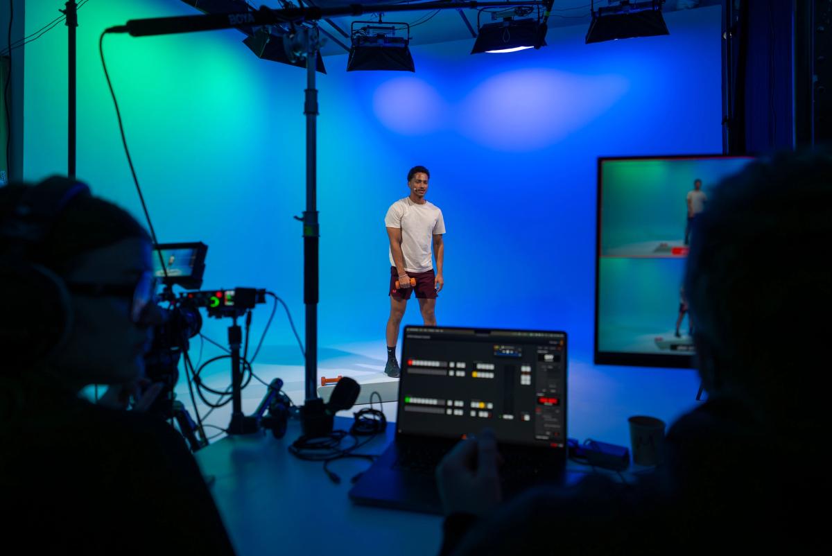 Coulisses de création de contenu dans un studio à Marseille