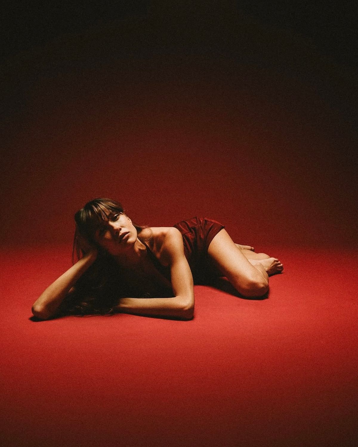 Shooting mannequin sur Colorama rouge avec lumière sombre à Marseille
