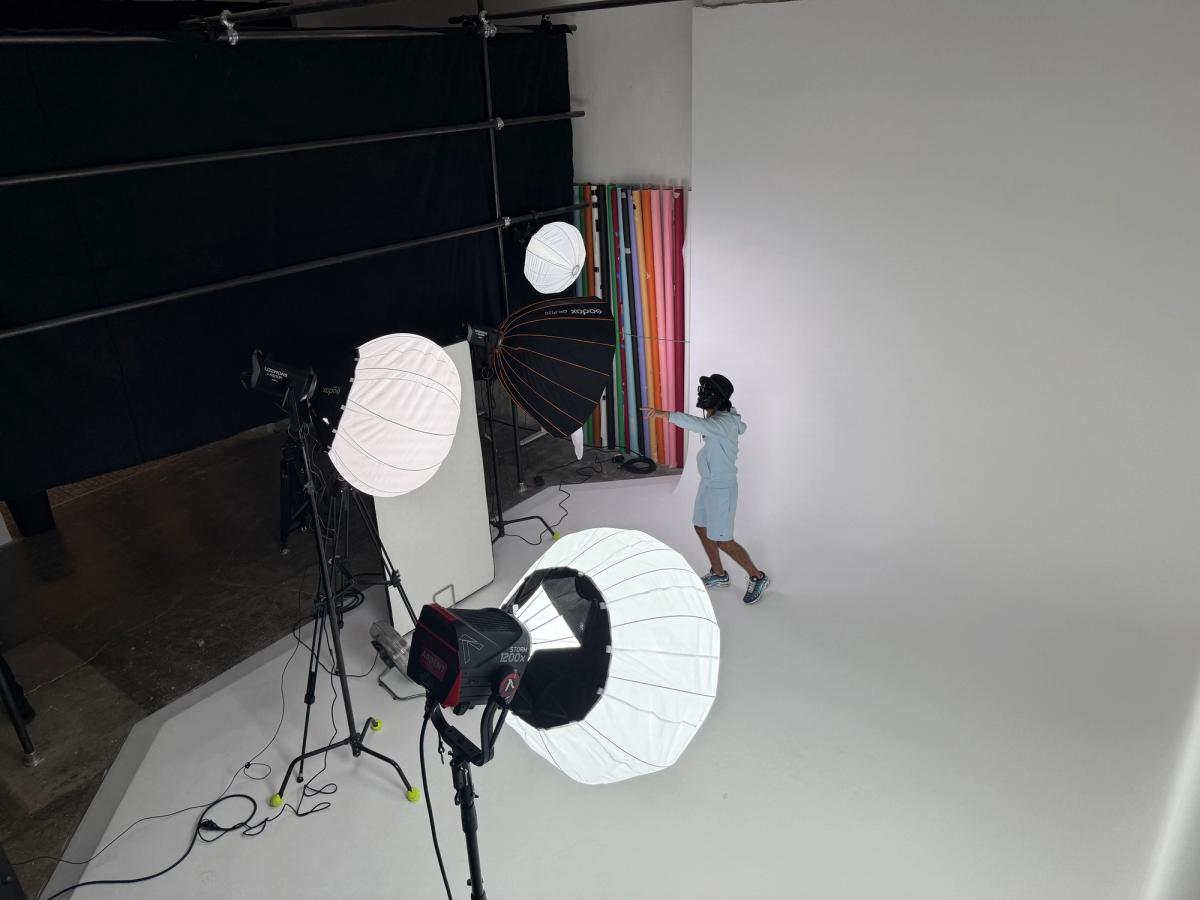 Backstage tournage sur cyclorama blanc studio photo