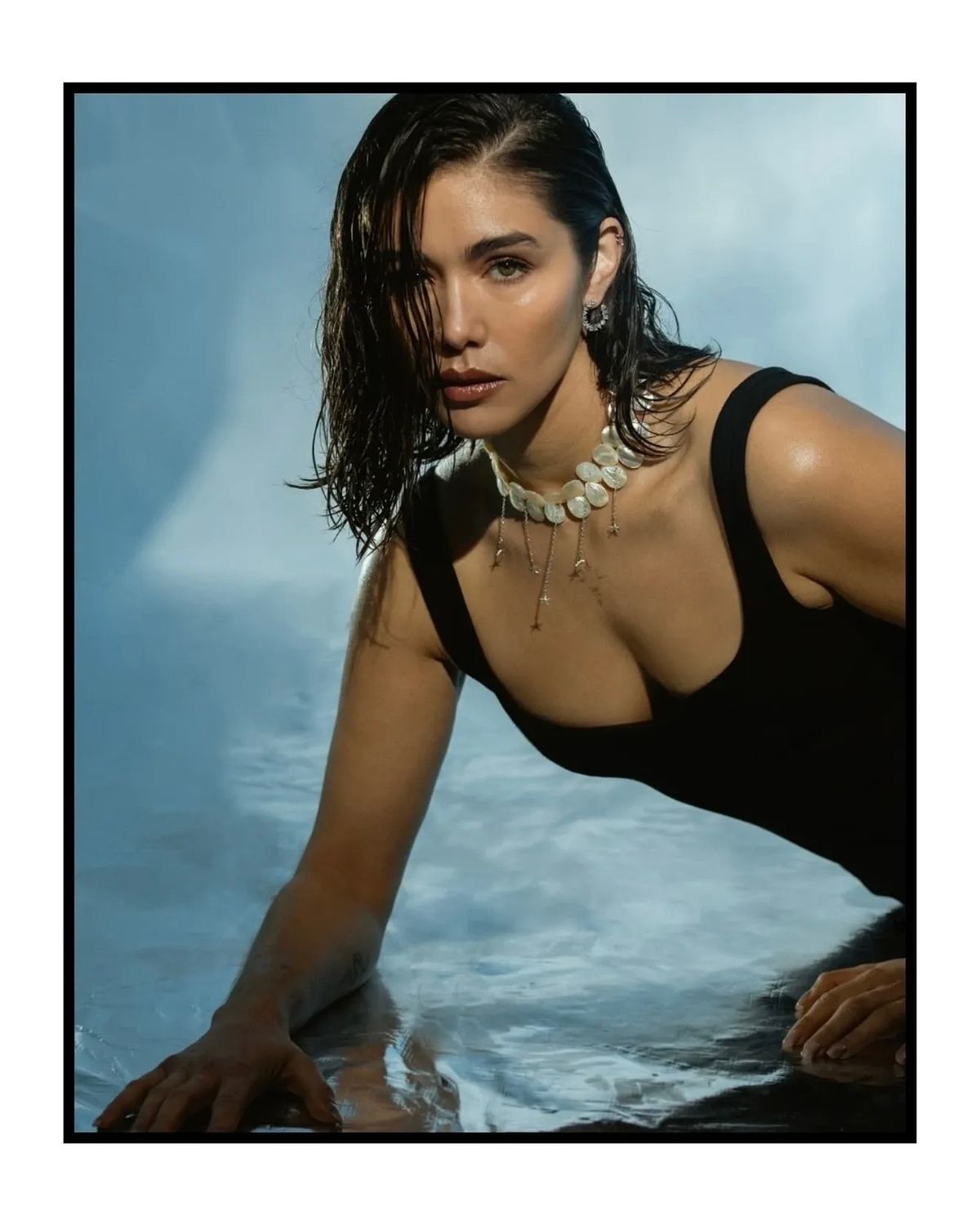 photo éditorial d'une modèle prise dans un studio 