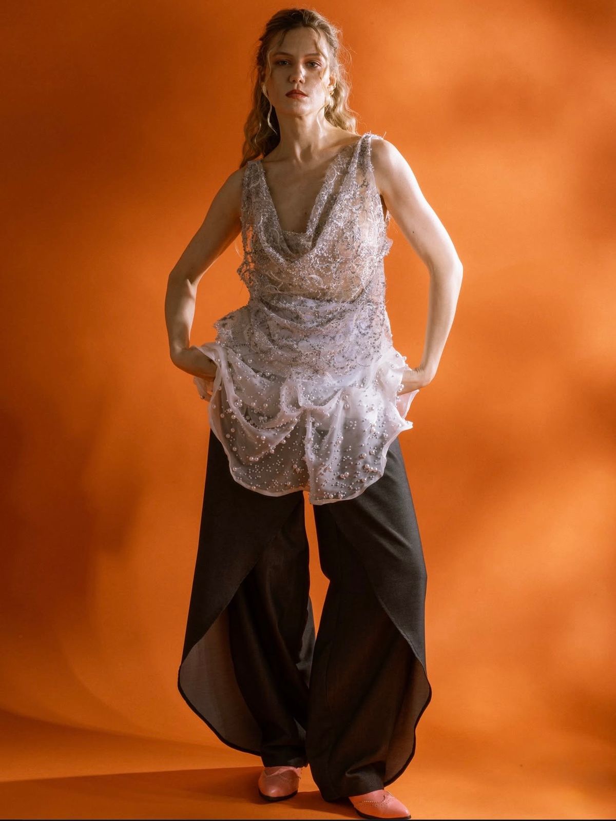Shooting Obora Womenswear sur fond colorama orange chez Your Studio Labry