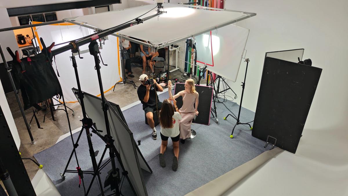 Setup de shooting dans un cyclorama blanc à Marseille