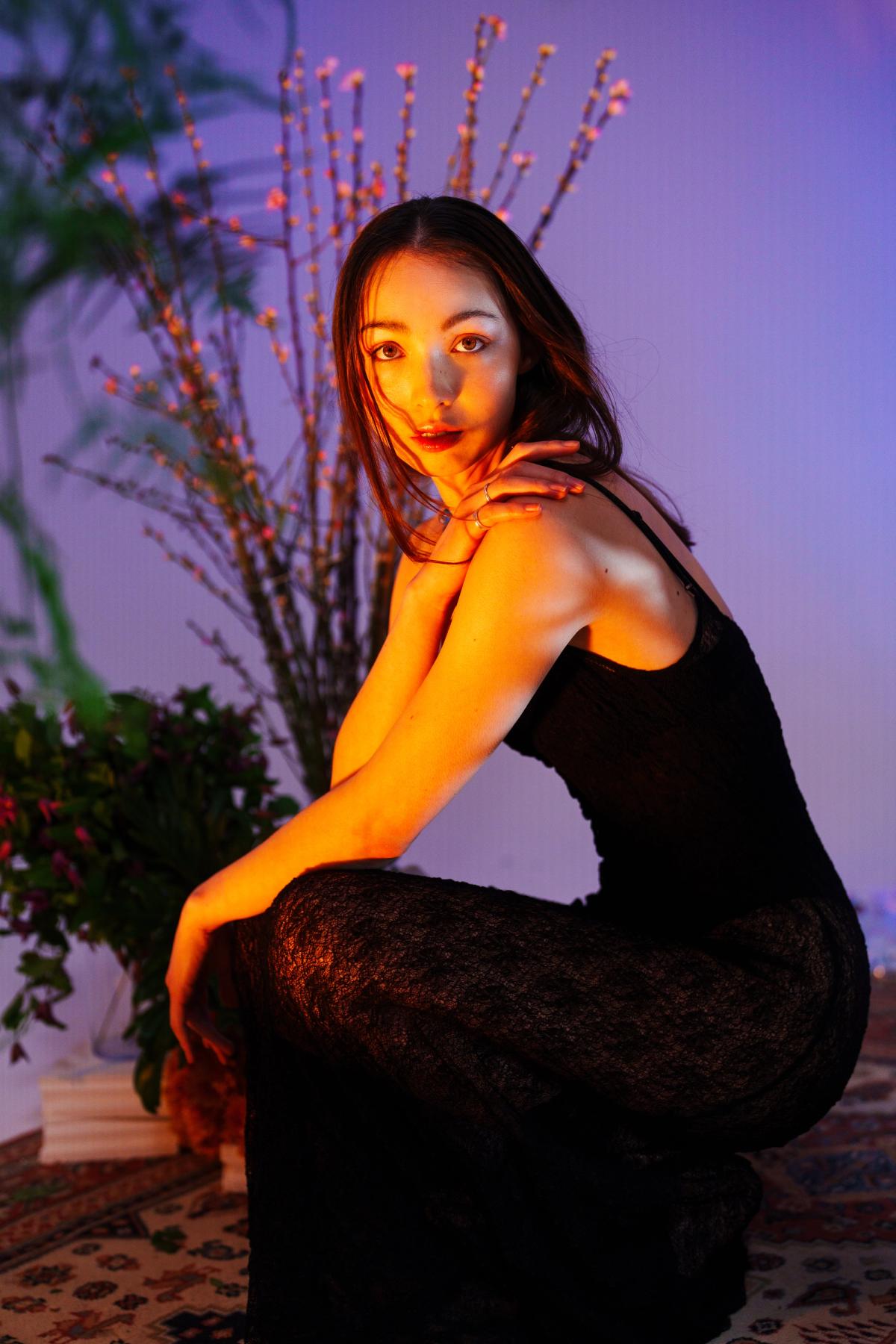 Photoshoot modele avec un décor floral au Your Studio Labry