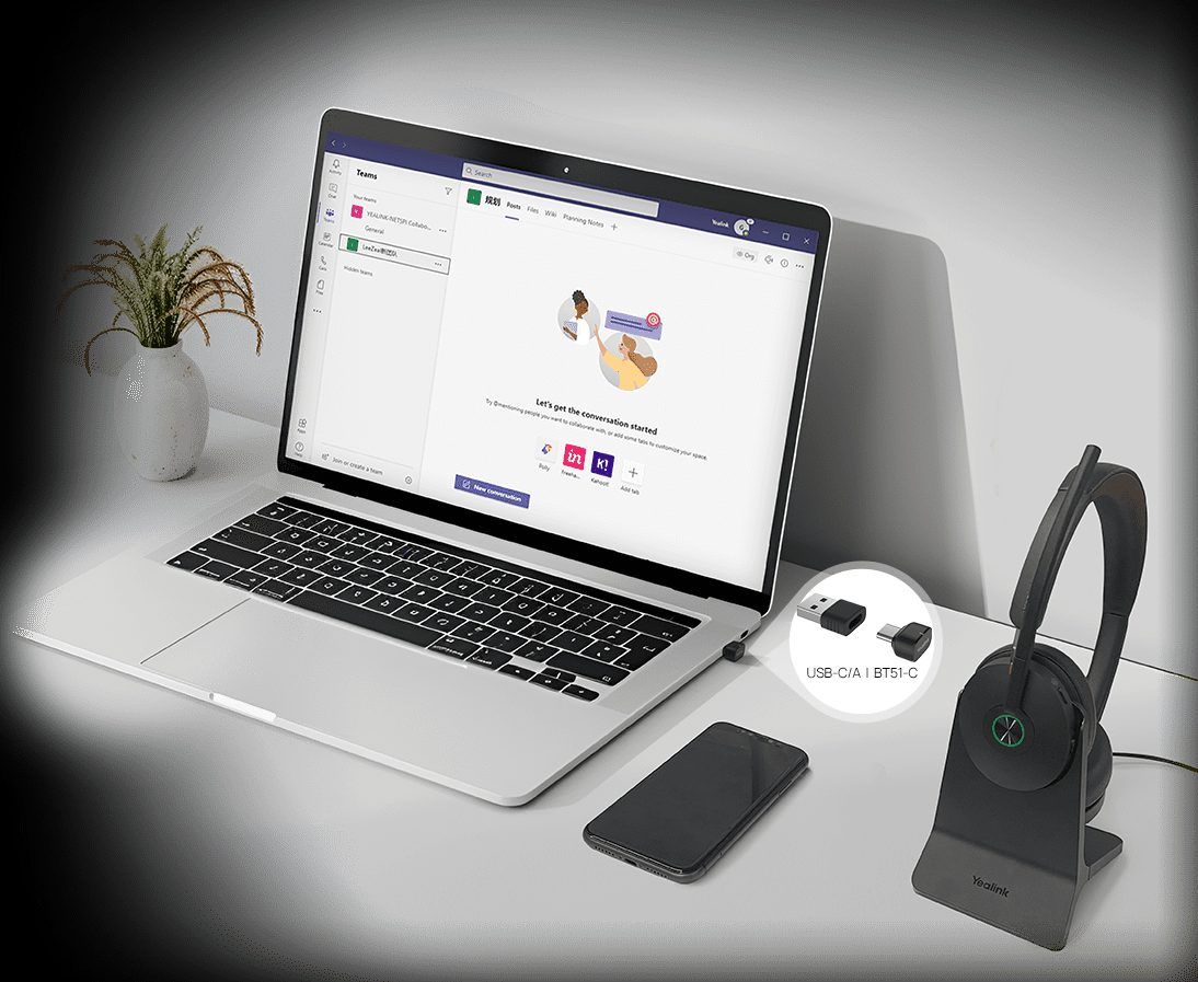 Yealink BH74 sur son support à côté d'un ordinateur