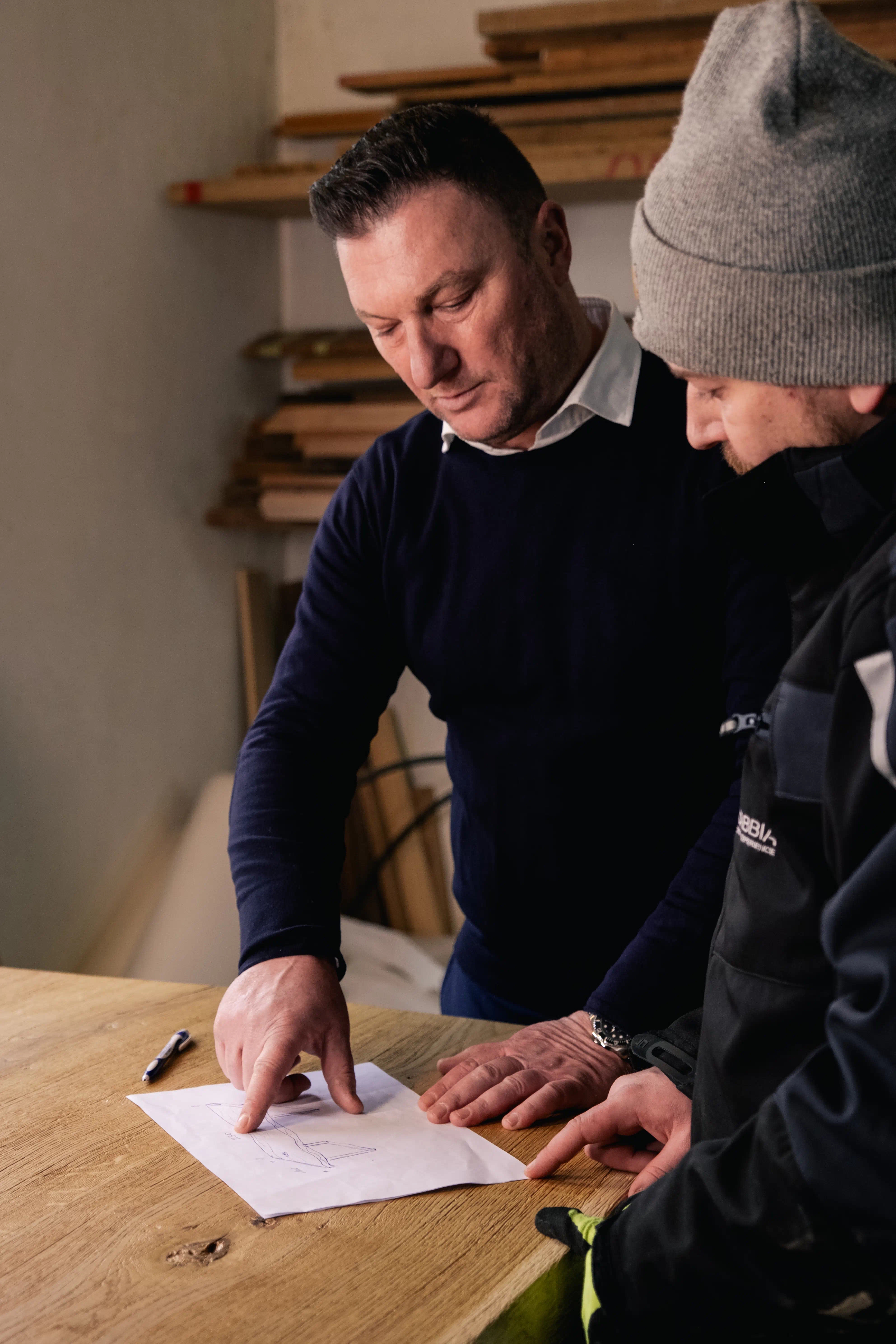 Artigiani di Cabbia che progettanoun tavolo