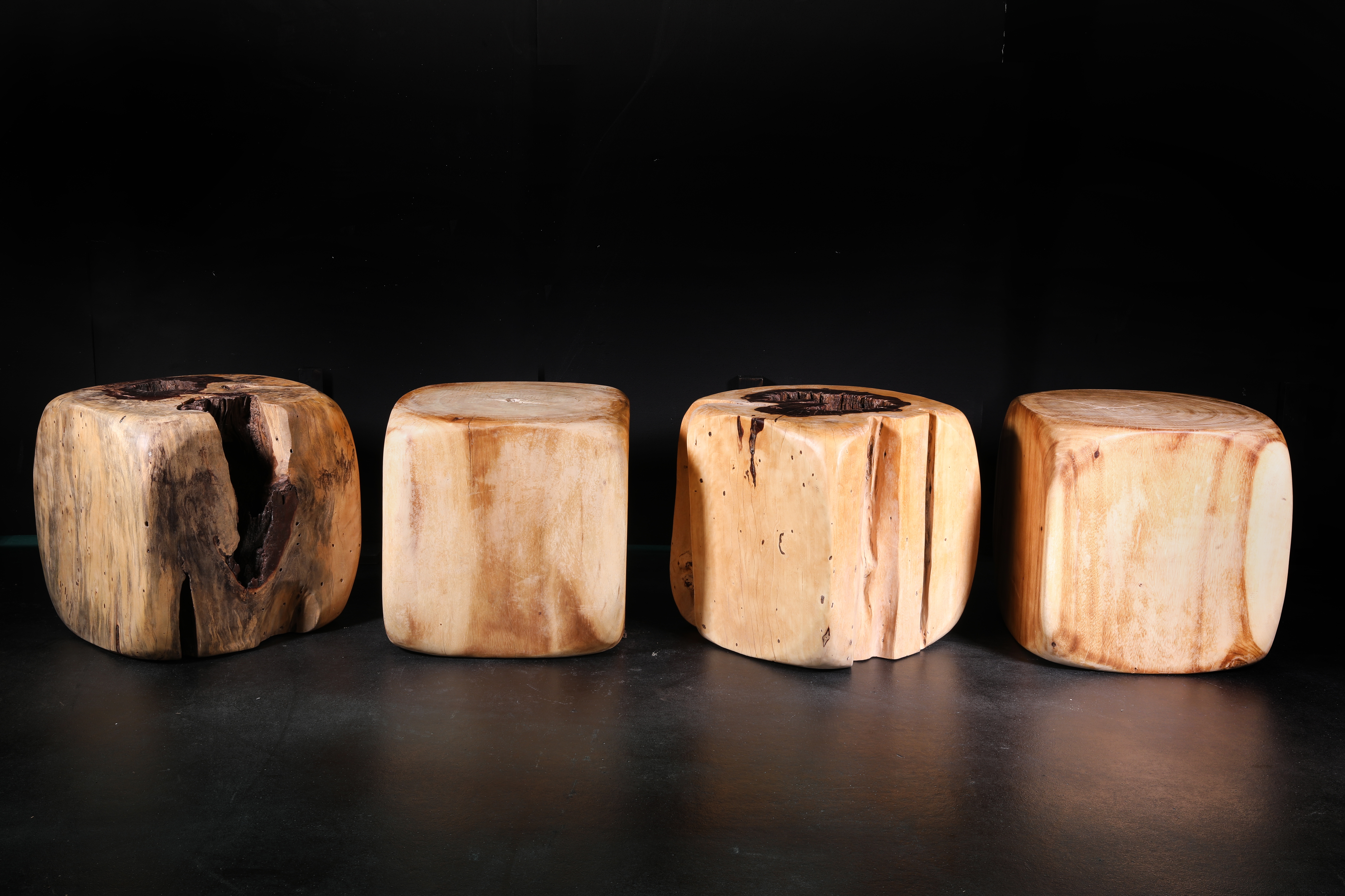 Cubi multifunzionali in pezzo intero massiccio ricavato dai fusti di Noce di Cabbia