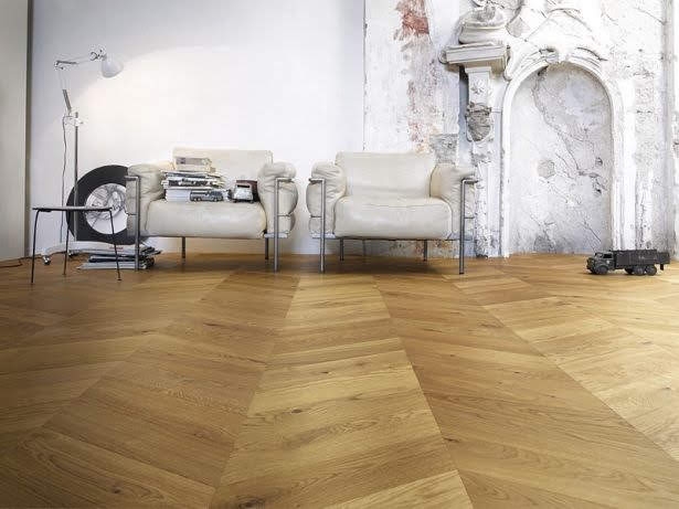 Poltrone e lampada su un parquet a Spina Francese Large Rovere naturale di Cabbia