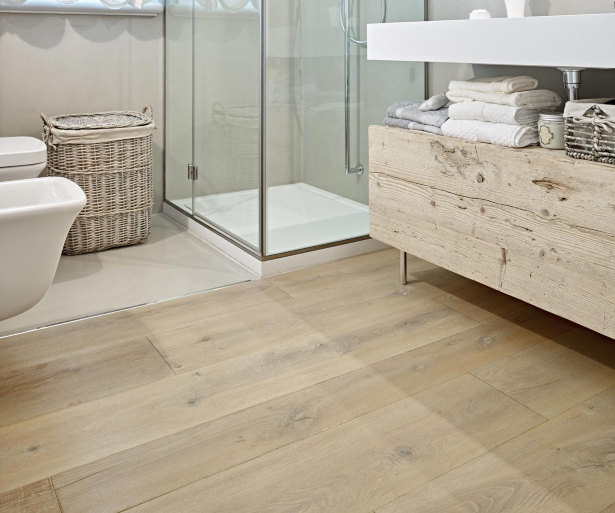 Bagno con Parquet in Rovere Crudo Piallato di Cabbia