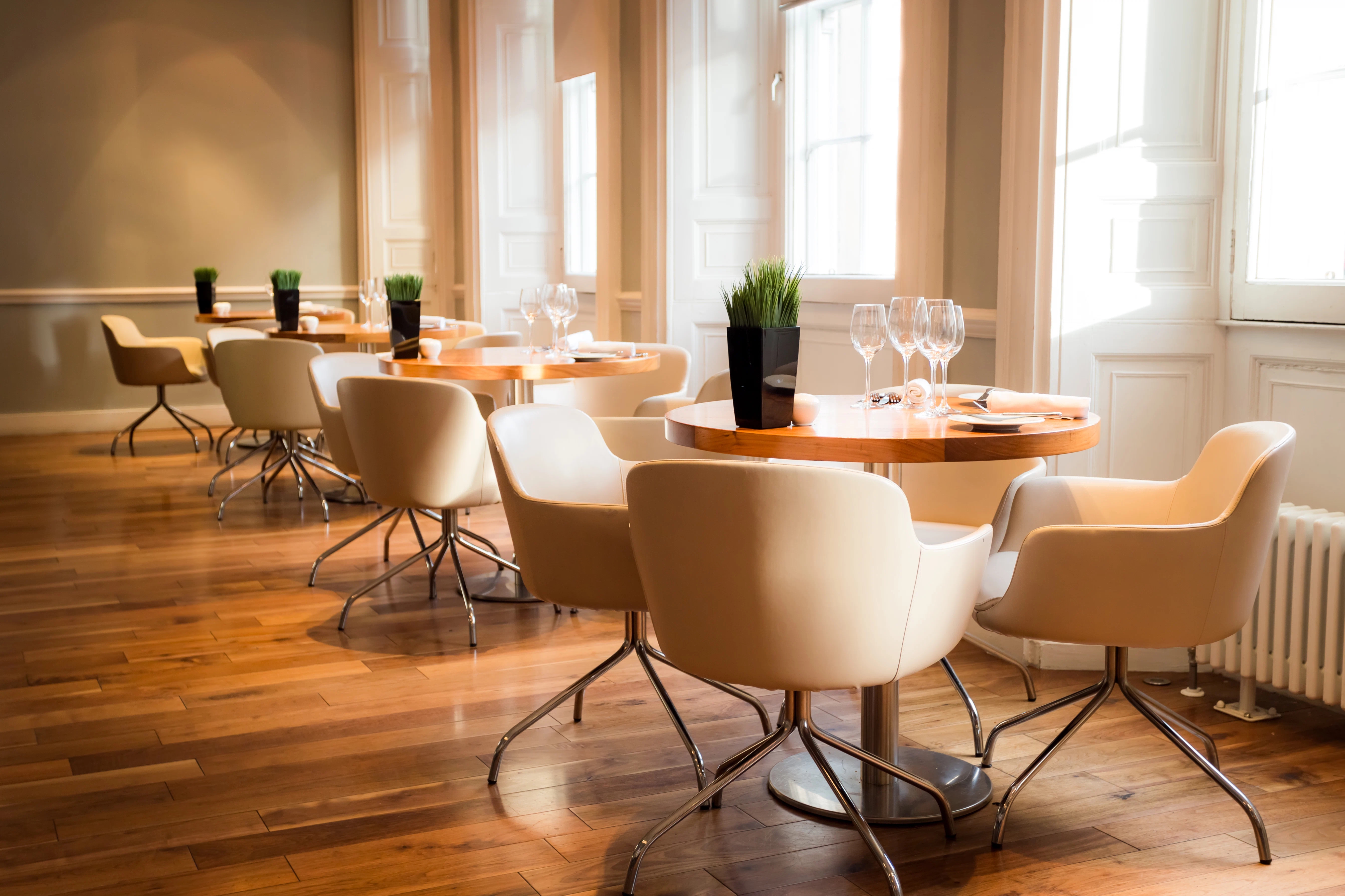 Interno di un ristorante con pavimento in legno