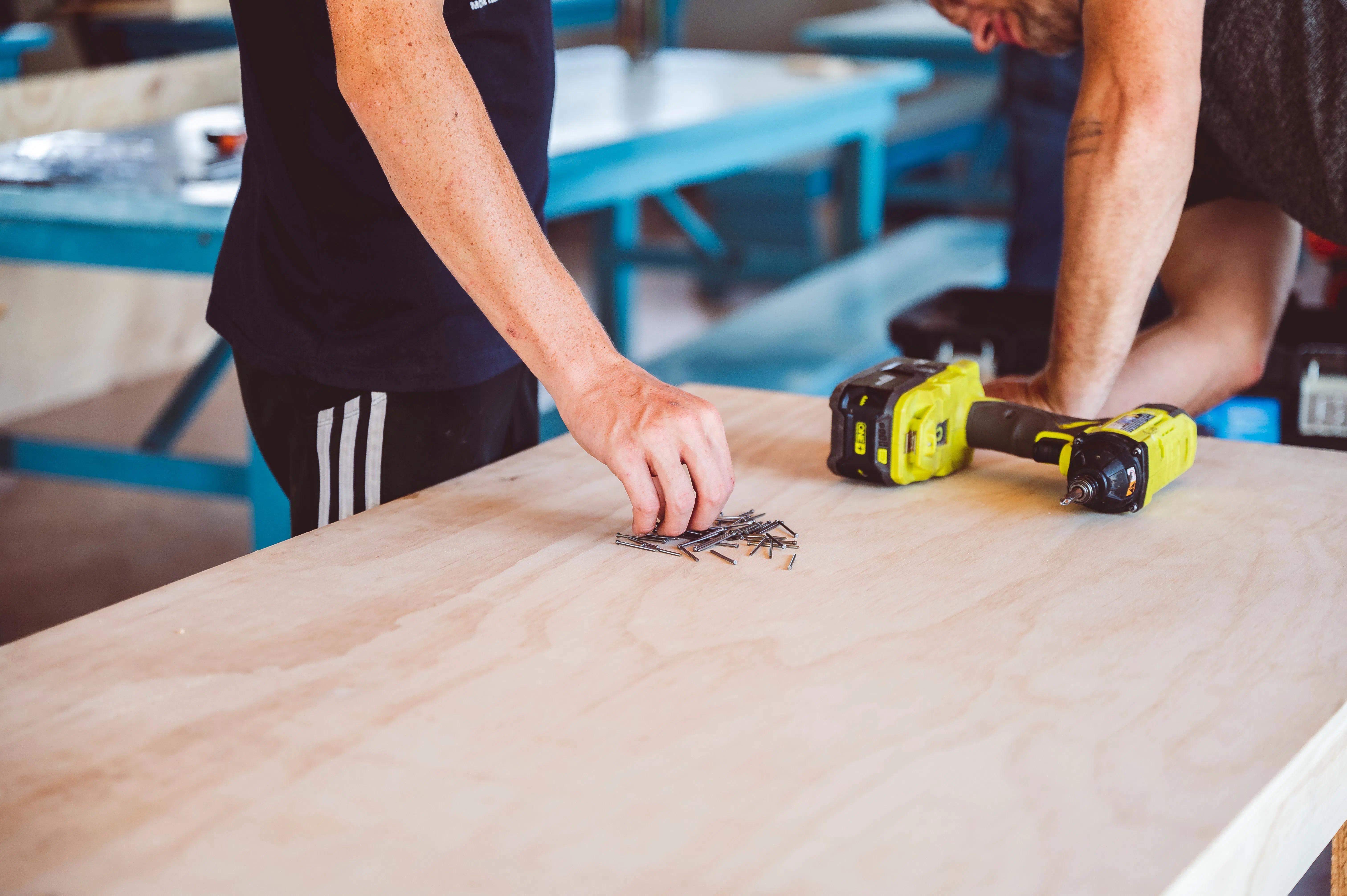 Artigiani che lavorano il legno