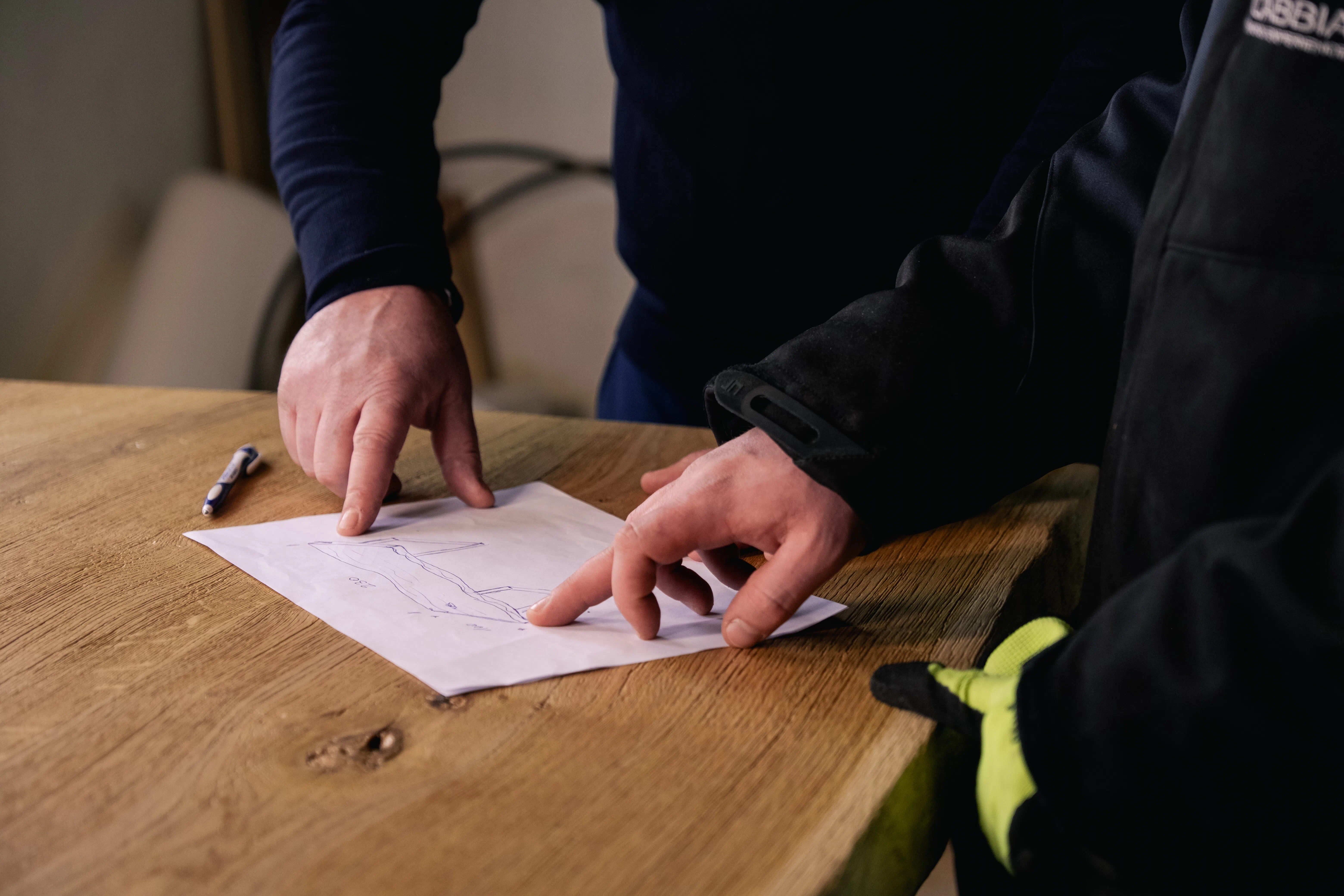 Artigiani del legno di Cabbia che progettano un tavolo