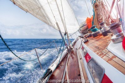 Barca a vela con elementi per la nautica