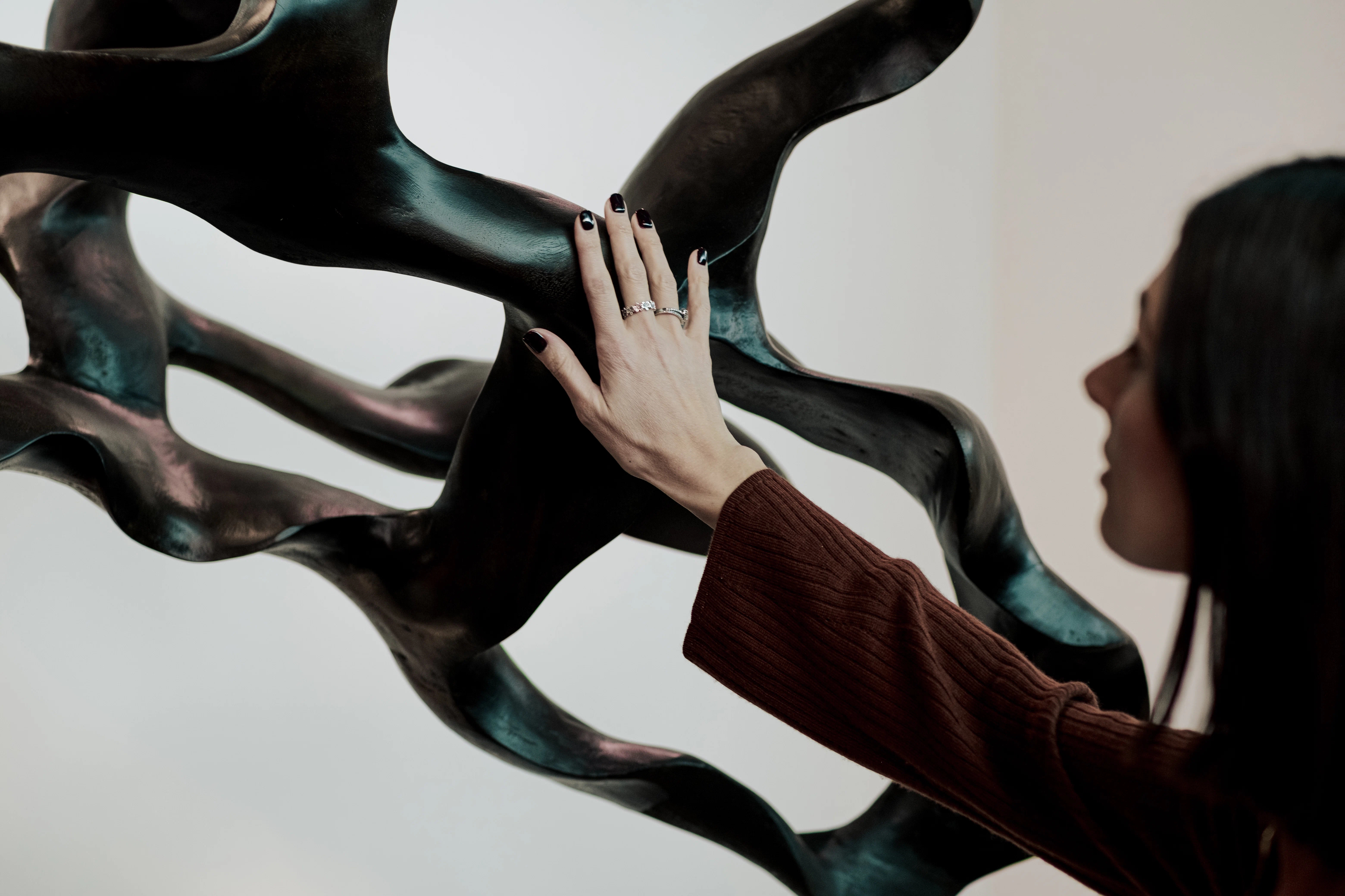 Mano femminile che tocca una scultura in legno di Cabbia