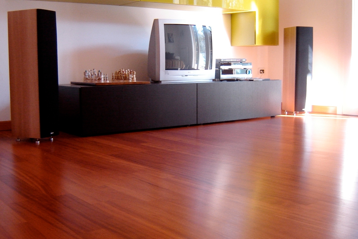 Mobile con televisione su un parquet Doussiè Verniciato Liscio di Cabbia