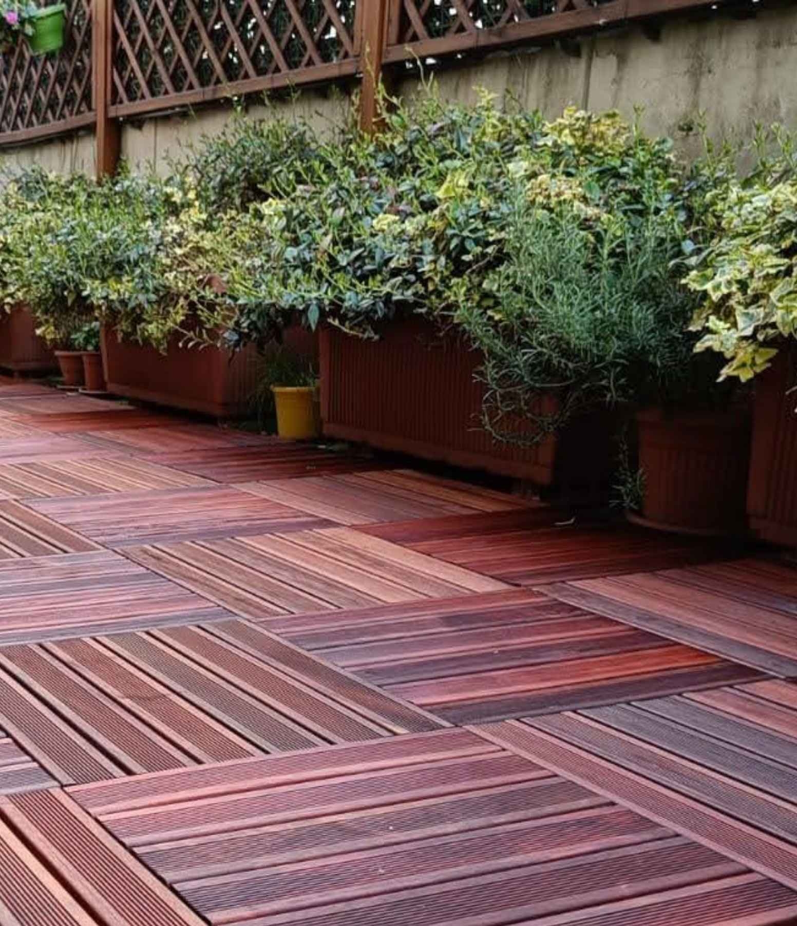 Pavimentazione in legno da esterno sul tetto di un edificio con zona relax e piscina