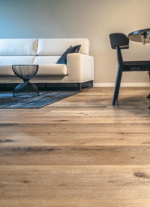 Interno di salotto con pavimento in legno vinilico Cabbia Extremo