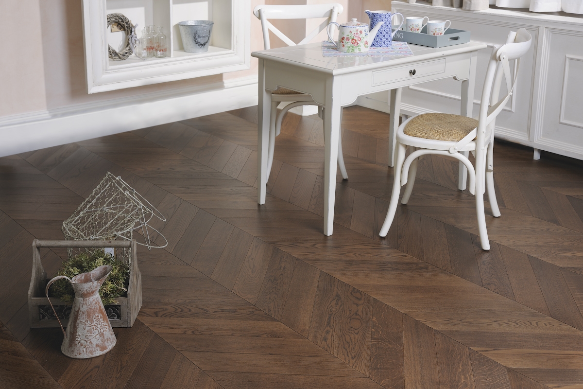 Tavolo e sedie su un parquet in Rovere a Spina Francese Provenza di Cabbia