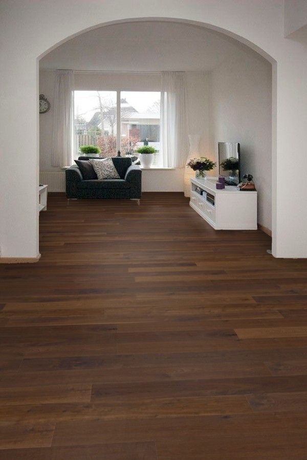 Salotto su un parquet Vogue tabacco in Rovere di Cabbia