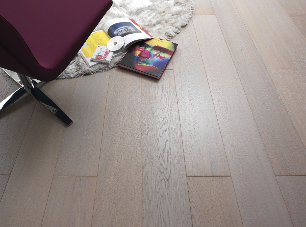 Riviste su un parquet in Rovere Naturalizzato Spazzolato verniciato