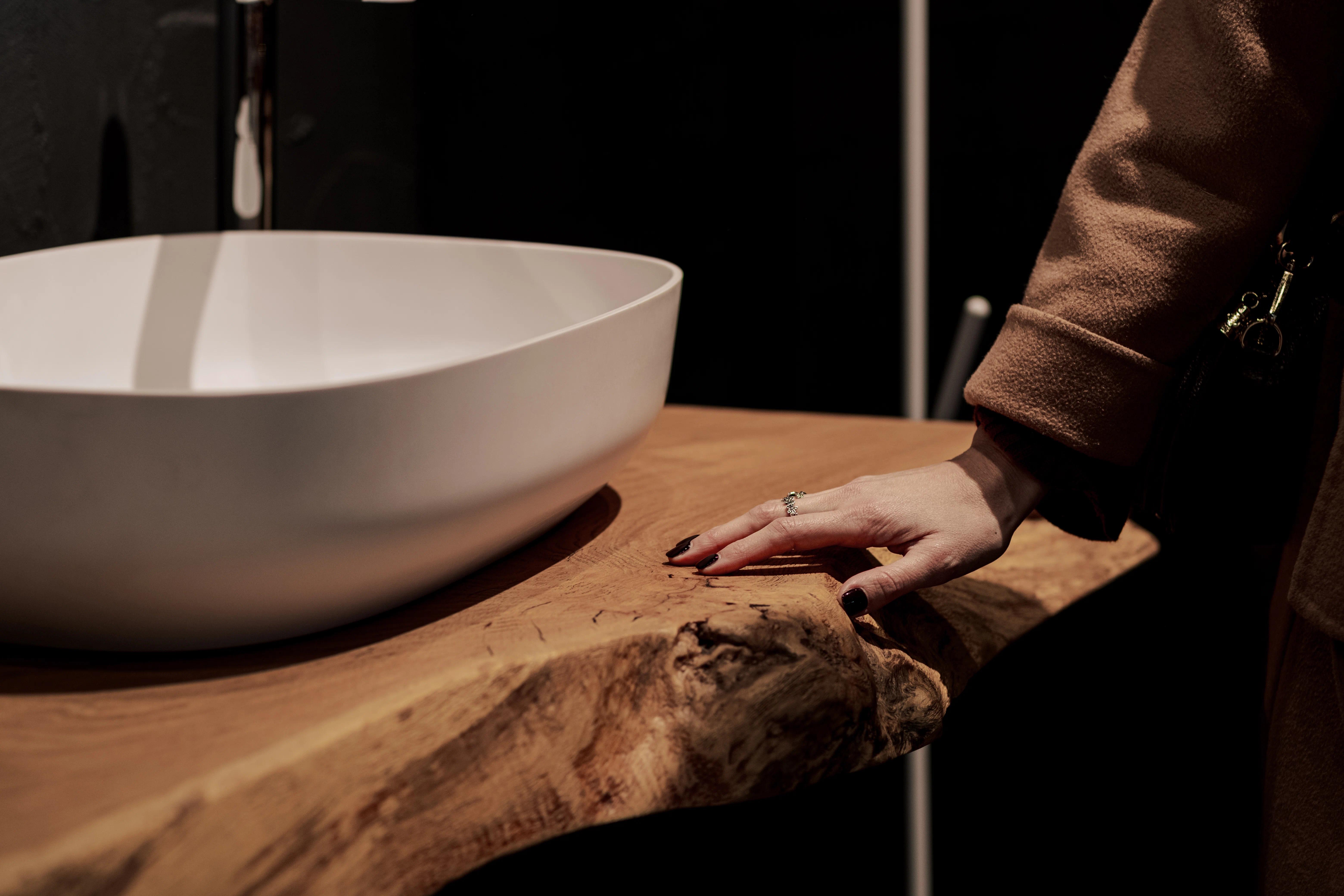 Mano femminile che tocca piano in legno di Cabbia