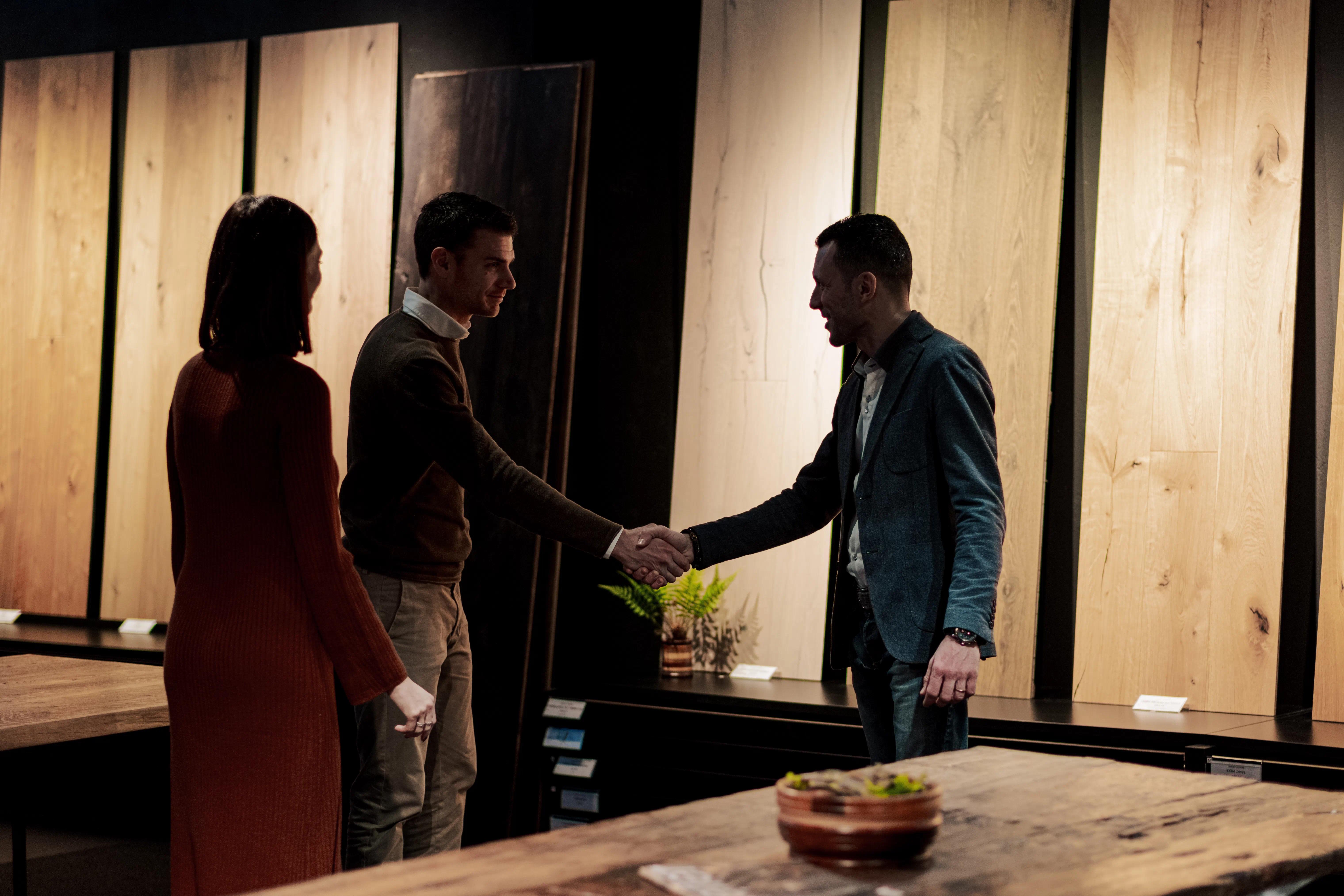 Coppia di persone che stringe la mano ad un consulente di Cabbia