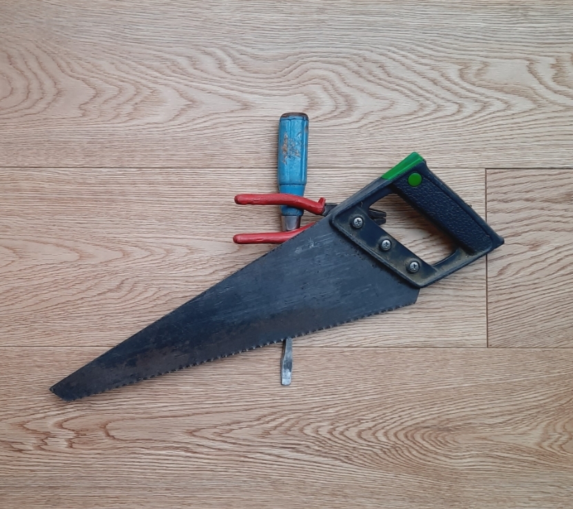 Cacciavite, Sega a mano e pinza su parquet di Rovere Naturale di Cabbia