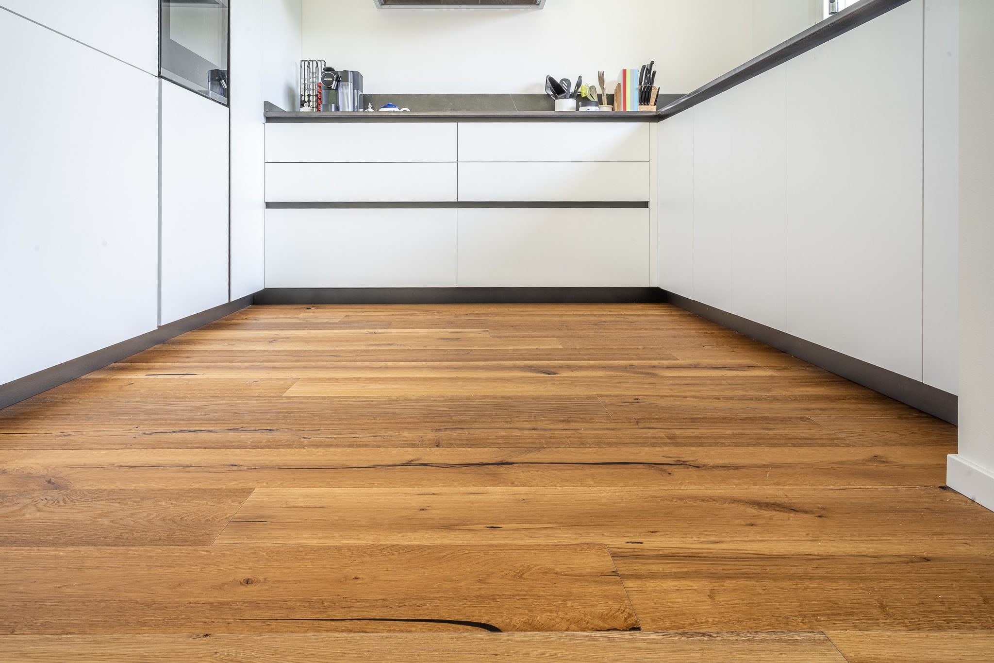 una cucina con pavimento in legno