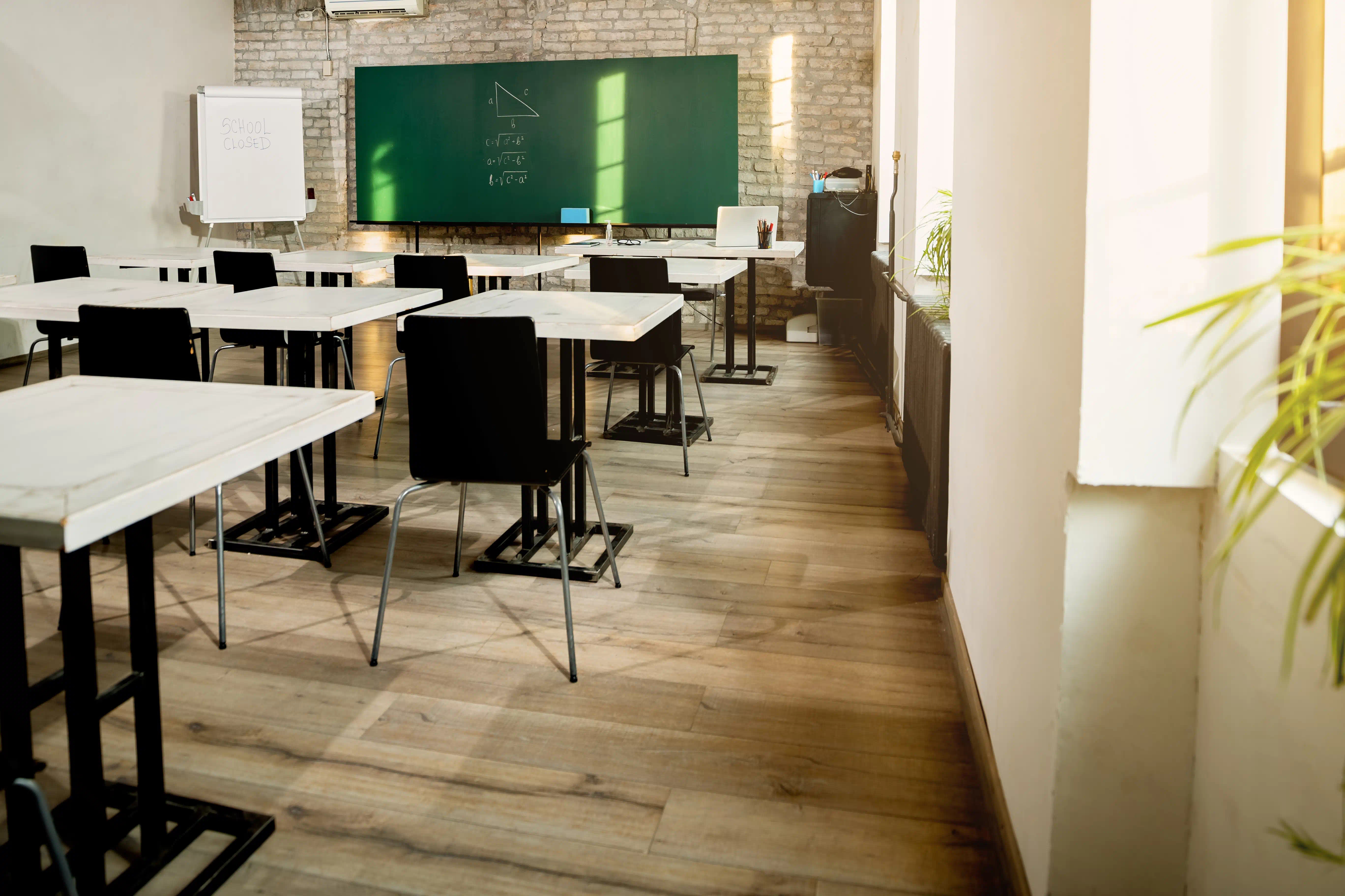 Interno di una classe di scuola con pavimento in legno vinilico Cabbia Extremo