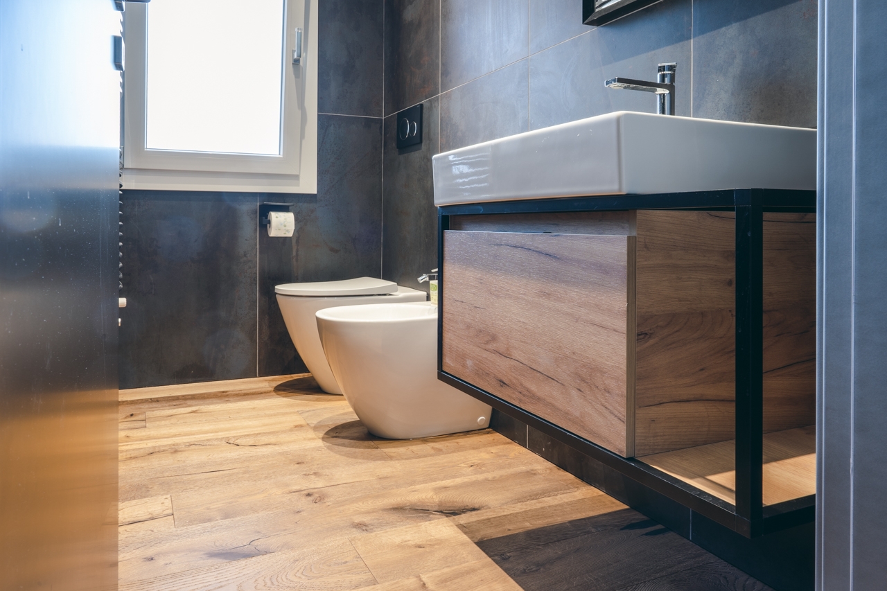 Bagno con un parquet di Quercia Tempi Antichi Naturale di Cabbia